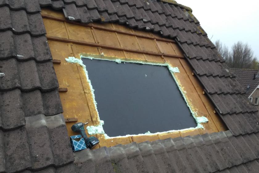 Ook dakramen verwijderen, dakbeschot aanhelen